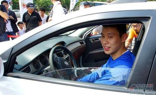 助阵东风风神 林书豪NBA大篷车现场亮相