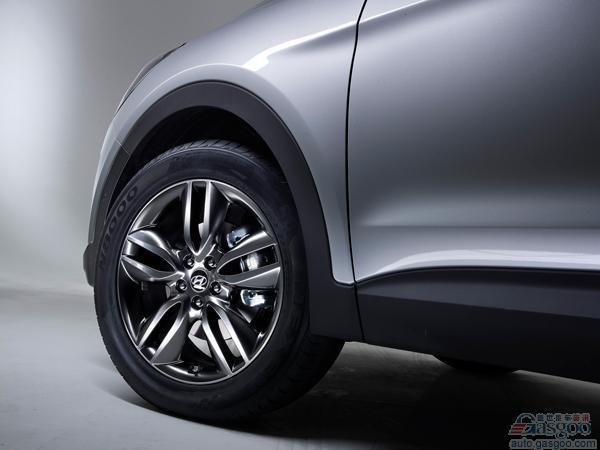 2013款现代圣达菲SUV的先进电子设备