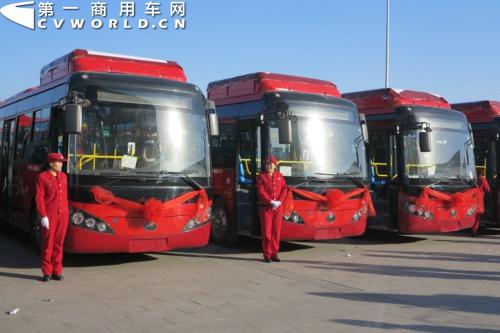 整装待发的宇通CNG公交车