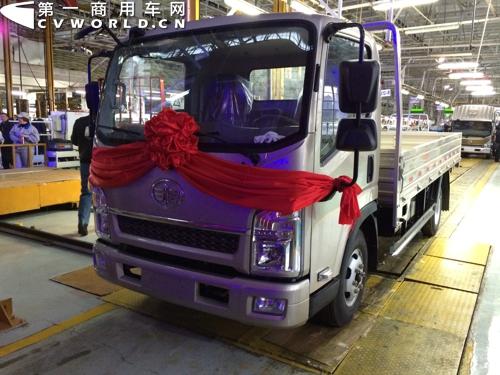 即将驶下生产线的解放S230公狮 