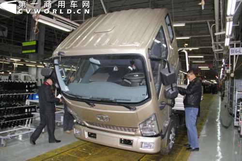 生产线上的S230公狮轻卡 (7).jpg