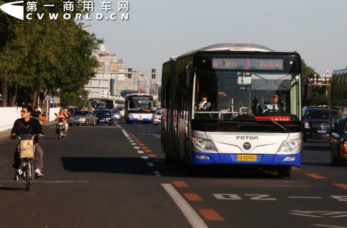 北京街头的福田欧辉18米LNG公交车