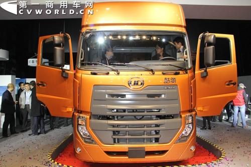 UD酷腾高顶双卧牵引车