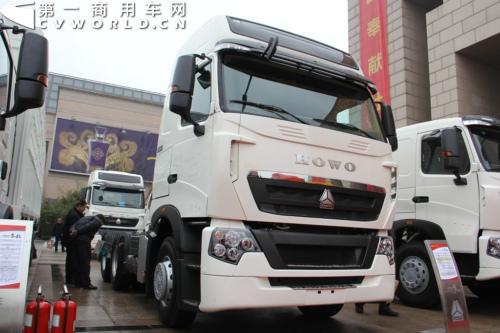 重汽HOWO-T7H高端牵引车