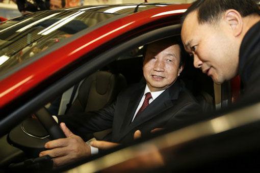 国务院副总理马凯体验电动汽车。