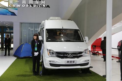 上汽大通室内展台展出的大通V80旅居车