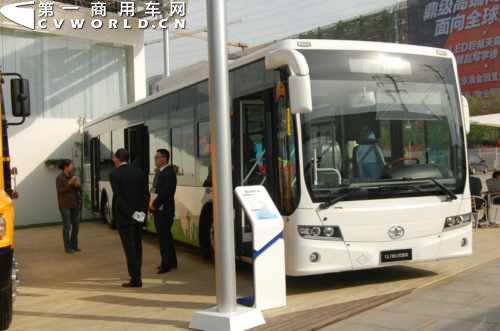 走进这辆车时，感觉它与普通的三轴三门公交车不太相同，特别是第三个门，如果不仔细看也许不会发现