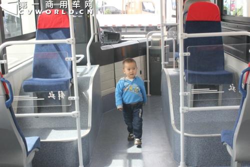 车厢内的座位有些偏少