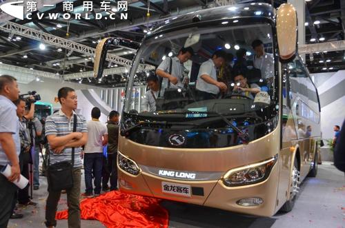 小龙威引得众人纷纷上车参观体验