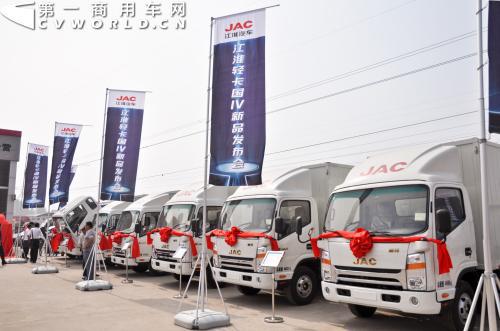 现场展示的江淮国四新品轻卡