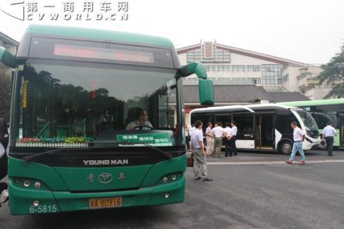 青年纳米碳锂电池快充式纯电动公交车