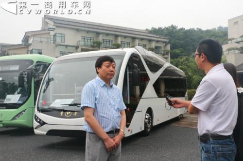 青年汽车集团董事长庞青年接受媒体采访