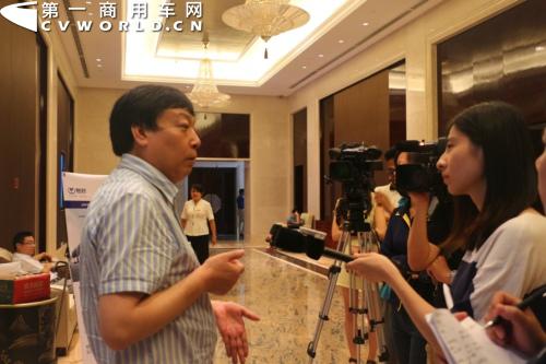 青年汽车集团董事长庞青年接受媒体采访