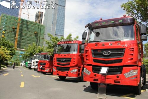 在华菱星马2014半年商务大会上展示的华菱重卡产品系列