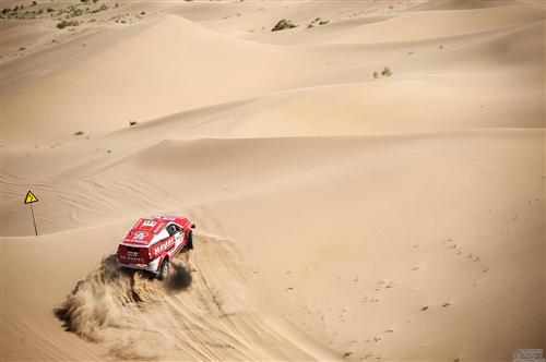 索萨遭挫折仍领跑全场 见识沙漠珠峰仍不畏惧