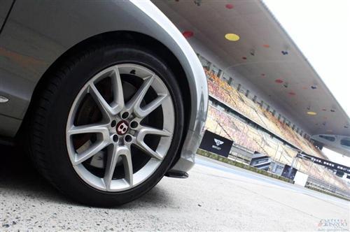 兼顾性能与舒适 赛道试驾宾利GT V8 S