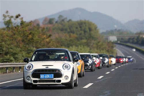身披彩衣的英伦小钢炮 试驾新一代MINI Cooper S