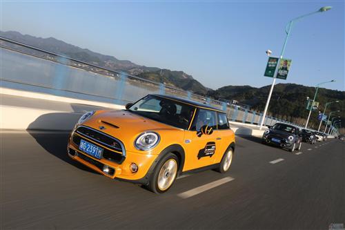 身披彩衣的英伦小钢炮 试驾新一代MINI Cooper S