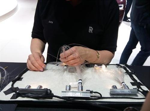 劳斯莱斯幻影流光熠世典藏版的星光顶棚如何打造?