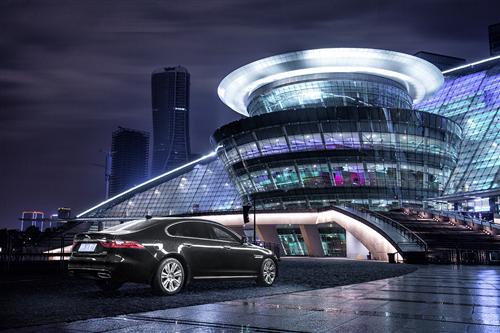 当全新捷豹XFL与杭州相遇，“西子湖”甘做背景