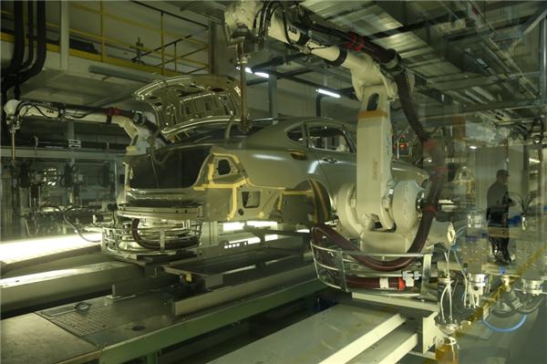 沃尔沃汽车独有的全自动SSD健康可喷涂阻尼材料替代传统沥青贴片 确保车内空气清新.JPG